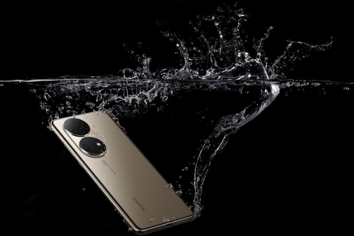 Product image of the HUAWEI P50 Pro dropped into water