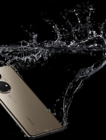 Product image of the HUAWEI P50 Pro dropped into water