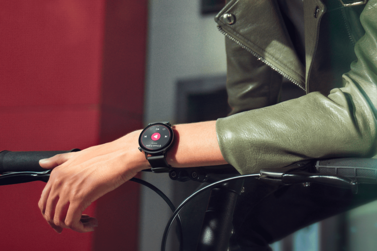 Product image of a person wearing the HUAWEI Watch GT 3 on their wrist