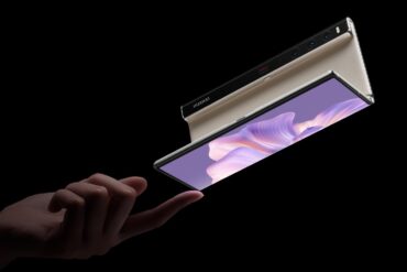 Image of a person balacing a partially open Huawei Mate Xs 2 on their fingertip