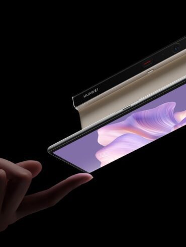 Image of a person balacing a partially open Huawei Mate Xs 2 on their fingertip