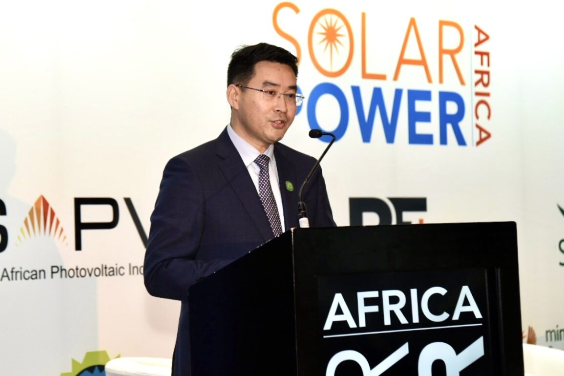 Picture of Xia Hesheng, President of Huawei Digital Power Sub-Saharan Africa Region giving a keynote speech.